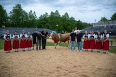 3. Mai 2026. Schwingen - Emmentalisches Schwingfest Oberdiessbach 1.-3. Mai 2026.  Rangverkündigung. Festsieger Adrian Walther (Habstetten) mit Sieger Muni Galileo. Züchter und Besitzer Daniel Graf (Bleiken) Spender MMR Metall AG (Zäziwil) Markus Moser mit den Mitarbeitern und Ehrendamen. (Bild: Rolf Eicher)