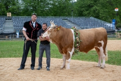 3. Mai 2026. Schwingen - Emmentalisches Schwingfest Oberdiessbach 1.-3. Mai 2026.  Rangverkündigung. Festsieger Adrian Walther (Habstetten) mit Sieger Muni Galileo. Züchter und Besitzer Daniel Graf (Bleiken) Spender MMR Metall AG (Zäziwil) Markus Moser  (Bild: Rolf Eicher)