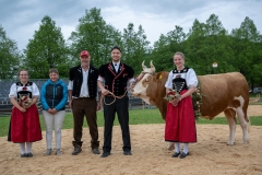 3. Mai 2026. Schwingen - Emmentalisches Schwingfest Oberdiessbach 1.-3. Mai 2026.  Rangverkündigung. Festsieger Adrian Walther (Habstetten) mit Sieger Muni Galileo. Züchter und Besitzer Daniel Graf (Bleiken) Spender MMR Metall AG (Zäziwil) Markus Moser und den Ehrendamen. (Bild: Rolf Eicher)