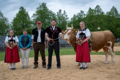 3. Mai 2026. Schwingen - Emmentalisches Schwingfest Oberdiessbach 1.-3. Mai 2026.  Rangverkündigung. Festsieger Adrian Walther (Habstetten) mit Sieger Muni Galileo. Züchter und Besitzer Daniel Graf (Bleiken) Spender MMR Metall AG (Zäziwil) Markus Moser und den Ehrendamen. (Bild: Rolf Eicher)