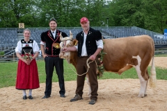 3. Mai 2026. Schwingen - Emmentalisches Schwingfest Oberdiessbach 1.-3. Mai 2026.  Rangverkündigung. Festsieger Adrian Walther (Habstetten) mit Sieger Muni Galileo. Züchter und Besitzer Daniel Graf (Bleiken) (Bild: Rolf Eicher)