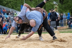 3. Mai 2026. Schwingen - Emmentalisches Schwingfest Oberdiessbach 1.-3. Mai 2026.  Matthias Aeschbacher (L, Hasle-Rüegsau) gegen David Scheuner (R, Oberlangenegg) (Bild: Rolf Eicher)