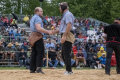 3. Mai 2026. Schwingen - Emmentalisches Schwingfest Oberdiessbach 1.-3. Mai 2026.  Matthias Aeschbacher (R, Hasle-Rüegsau) gegen David Scheuner (L, Oberlangenegg) (Bild: Rolf Eicher)