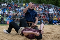 3. Mai 2026. Schwingen - Emmentalisches Schwingfest Oberdiessbach 1.-3. Mai 2026.  Michael Moser (H, Arni) gegen Matthieu Burger (V, Biel) (Bild: Rolf Eicher)
