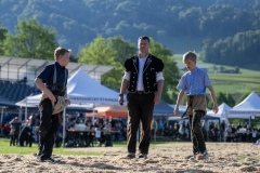 2. Mai 2026. Schwingen - Emmentalischer Nachwuchsschwingertag Oberdiessbach 1.-3. Mai 2026. Cedric Gobeli gegen Nino Fleury und dem Kampfrichter Martin Zaugg. (Bild: Rolf Eicher)
