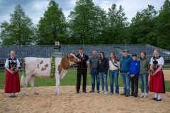 3. Mai 2026. Schwingen - Emmentalisches Schwingfest Oberdiessbach 1.-3. Mai 2026.  Rangverkündigung. Michael Moser (Arni) mit dem Rind Rachel, Spender Müller Polybau (Konolfingen) Thomas und Susanne Krähenbühl.  Der Züchterfamilie Willener (Bleiken) und den Ehrendamen. (Bild: Rolf Eicher)