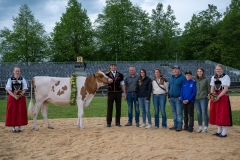 3. Mai 2026. Schwingen - Emmentalisches Schwingfest Oberdiessbach 1.-3. Mai 2026.  Rangverkündigung. Michael Moser (Arni) mit dem Rind Rachel, Spender Müller Polybau (Konolfingen) Thomas und Susanne Krähenbühl.  Der Züchterfamilie Willener (Bleiken) und den Ehrendamen. (Bild: Rolf Eicher)