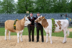 3. Mai 2026. Schwingen - Emmentalisches Schwingfest Oberdiessbach 1.-3. Mai 2026.  Rangverkündigung. Remo Rutsch (Rapperswil BE) mit dem Rind Angela, Michael Moser (Arni) mit dem Rind (Rachel) (Bild: Rolf Eicher)
