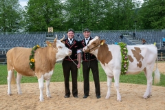 3. Mai 2026. Schwingen - Emmentalisches Schwingfest Oberdiessbach 1.-3. Mai 2026.  Rangverkündigung. Remo Rutsch (Rapperswil BE) mit dem Rind Angela, Michael Moser (Arni) mit dem Rind (Rachel) (Bild: Rolf Eicher)