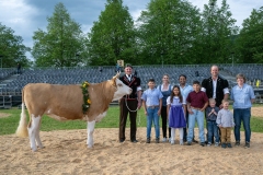 3. Mai 2026. Schwingen - Emmentalisches Schwingfest Oberdiessbach 1.-3. Mai 2026.  Rangverkündigung. Remo Rutsch (Rapperswil BE) mit dem Rind Angela,  Züchter Ueli Moser, Besitzer Marcel Moser, Spender Preisknaller Metzgerei und Lüthi's Fleischwaren. Mit der Spenderfamilie Cossiaux-Lüthi und Besitzer Familie Marcel Moser (Oberdiessbach) (Bild: Rolf Eicher)