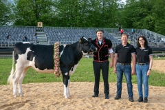 3. Mai 2026. Schwingen - Emmentalisches Schwingfest Oberdiessbach 1.-3. Mai 2026.  Rangverkündigung. Matthieu Burger (Lüscherz) mit dem Züchter und Eigentümer Roland Lüthi (Oberdiessbach) (Bild: Rolf Eicher)