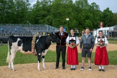 3. Mai 2026. Schwingen - Emmentalisches Schwingfest Oberdiessbach 1.-3. Mai 2026.  Rangverkündigung. Matthieu Burger (Lüscherz)  mit dem Spender Mertgerei Gerber GmbH (Süderen) Ueli Gerber und den Ehrendamen. (Bild: Rolf Eicher)