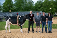 3. Mai 2026. Schwingen - Emmentalisches Schwingfest Oberdiessbach 1.-3. Mai 2026.  Rangverkündigung. Matthieu Burger (Lüscherz) mit dem Rind Carla, dem Spender Ueli Gerber Metzgerei Gerber GmbH (Süderen) und der Züchterfamilie Roland Lüthi). (Bild: Rolf Eicher)