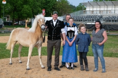 3. Mai 2026. Schwingen - Emmentalisches Schwingfest Oberdiessbach 1.-3. Mai 2026.  Rangverkündigung. Neukranzer Florian Matter (Rubigen) mit dem Fohlen Fanny. Spender Grafbedachungen AG und Bauspenglerei Haldimann beide Bleiken. Mit der Eigentümerfamile Andreas Kestenholz (Aeschlen b. Oberdiessbach) (Bild: Rolf Eicher)