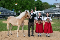 3. Mai 2026. Schwingen - Emmentalisches Schwingfest Oberdiessbach 1.-3. Mai 2026.  Rangverkündigung. Neukranzer Florian Matter (Rubigen) mit dem Fohlen Fanny und den Ehrendamen. (Bild: Rolf Eicher)