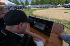 2. Mai 2026. Schwingen - Emmentalischer Nachwuchsschwingertag Oberdiessbach 1.-3. Mai 2026. Kampfrichter mit dem Tablette. (Bild: Rolf Eicher)