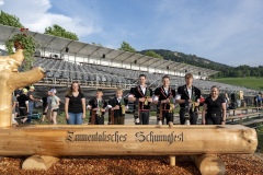 2. Mai 2026. Schwingen - Emmentalischer Nachwuchsschwingertag Oberdiessbach 1.-3. Mai 2026. Die Kategoriensieger vl. Fabio Kämpfer, Marco Zaugg, Michael Liechti, Kilian Rhis und Ivo Ruch und den Ehrendamen Angela Vollenweider (R, Süderen) Livia Eicher (L, Oberdiessbach) (Bild: Rolf Eicher)