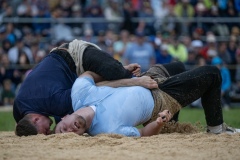 3. Mai 2026. Schwingen - Emmentalisches Schwingfest Oberdiessbach 1.-3. Mai 2026.  Michael Moser im Schlussgang gegen Adrian Walther (Bild: Rolf Eicher)