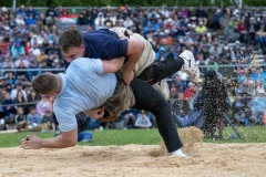 3. Mai 2026. Schwingen - Emmentalisches Schwingfest Oberdiessbach 1.-3. Mai 2026.  Michael Moser im Schlussgang gegen Adrian Walther (Bild: Rolf Eicher)