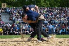 3. Mai 2026. Schwingen - Emmentalisches Schwingfest Oberdiessbach 1.-3. Mai 2026.  Michael Moser gegen Curdi Orlik (Bild: Rolf Eicher)