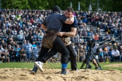 3. Mai 2026. Schwingen - Emmentalisches Schwingfest Oberdiessbach 1.-3. Mai 2026.  Michael Moser gegen Curdi Orlik (Bild: Rolf Eicher)