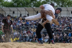 3. Mai 2026. Schwingen - Emmentalisches Schwingfest Oberdiessbach 1.-3. Mai 2026.  Curdin Orlik gegen Gustav Steffen (Bild: Rolf Eicher)